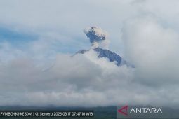 Gunung Semeru tiga kali meletus pada Ahad pagi