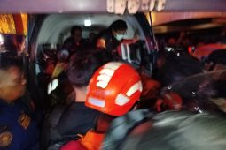 Tim SAR gabungan evakuasi seorang korban meninggal pada kebakaran Megamall Manado