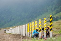 Wisatawan Bromo kini lebih aman: Ratusan patok beton mulai batasi area Kaldera