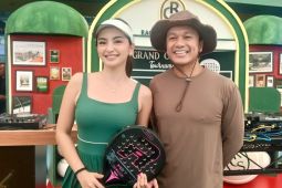 Titis Sapoetra dan Valerie Tifanka suka coba tempat padel baru