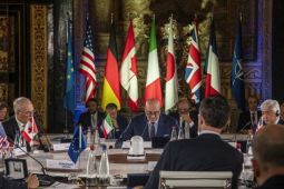 Menlu negara anggota G7 desak Houthi hentikan serang kapal kargo