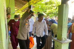 Polisi evakuasi jasad pria gantung diri di Kibin Serang