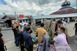 Plt Bupati Rejang Lebong ajak warga gotong royong perbaiki jalan