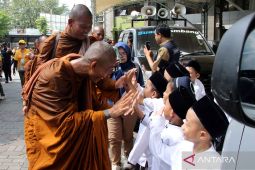 Biksu dalam ritual Thudong kunjungi pesantren dan ziarah ke makam Gus Dur