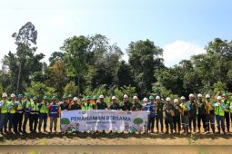 PT SMM tanam 160 bibit buah lokal di SMK Maharati peringati Hari Bumi 2026