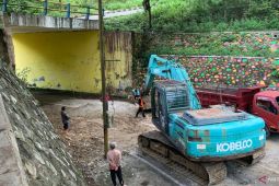 Material longsor di jalur kantor gubernur Gorontalo mulai dibersihkan