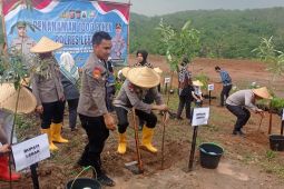 Kapolda ajak warga Banten gemar tanam pohon untuk jaga kelestarian