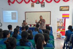 Polisi mengajar masuk sekolah di Tanimbar perkuat kesadaran hukum