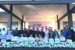 Bupati Bone Bolango serahkan bantuan sosial dan bonus prestasi