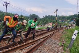 KAI Daop 2 ganti 2.800 meter rel guna amankan jalur ekstrem Lebakjero-Cibatu
