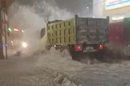 Banjir rendam puluhan rumah warga di Cepu pada Minggu malam