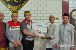 Pertamina salurkan santunan kepada masjid dan panti asuhan di Ujung Tanah