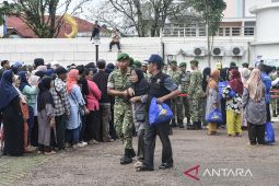 Bakti sosial TNI bagikan sembako di Tasikmalaya