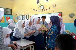 Pemkab Serang salurkan beasiswa untuk siswa dan guru