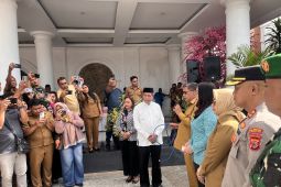 Pemkot Ambon serahkan bantuan 100 hewan kurban berupa sapi dan kambing