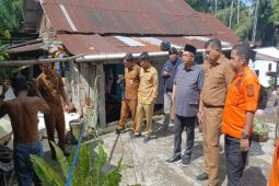 Ketua DPRD Kota Jambi tinjau rumah warga yang amblas di Sungai Putri