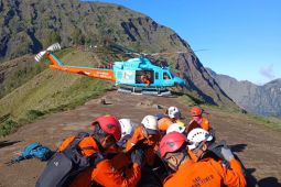 Pendaki Gunung Rinjani yang cedera dievakuasi gunakan helikopter