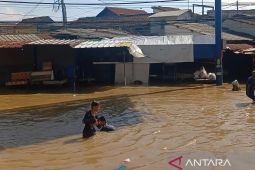 Petugas siagakan dapur umum hingga layanan kesehatan banjir Dayeuhkolot