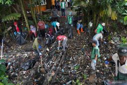 DLH Mimika gandeng Freeport bersihkan sampah di Koperapoka, Timika