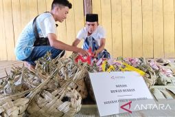 Perum LKBN ANTARA gunakan besek distribusikan daging kurban di Palu