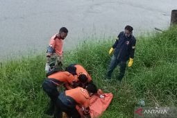 Tim SAR evakuasi mayat tanpa identitas di Sungai Enim