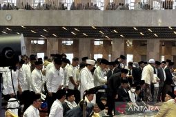 Gibran dan keluarga shalat Idul Adha di Masjid Istiqlal