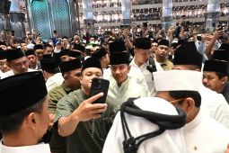 Wapres Gibran sapa masyarakat usai shalat Idul Adha di Masjid Istiqlal