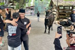 Irfan Hakim bagikan hewan kurban kepada keluarga dan karyawan
