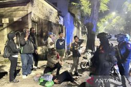Patroli Polda Metro Jaya evakuasi pengemudi ojol yang ditemukan terkapar kelelahan di Jaktim