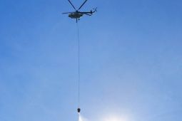 Helikopter pengebom air dikerahkan guna padamkam karhutla di Riau