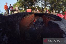 Jalan amblas empat meter di Lenteng Agung sejak Kamis malam, ini situasi terbarunya