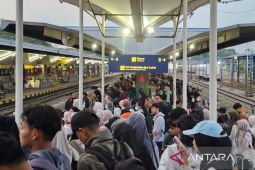 6.218 penumpang padati Stasiun Malang jelang libur Waisak