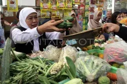 Riuh sunyi di rak sembako