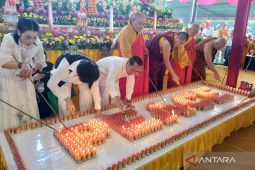 Makna pelita perdamaian Waisak