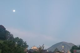 Masyarakat diingatkan tidak beraktivitas di radius bahaya kawah Gunung Lokon