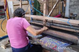 Tenun Ikat khas Bangli di tengah tantangan bahan baku dan regenerasi