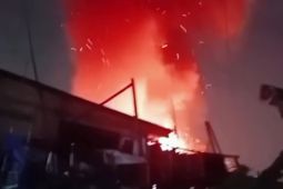 11 mobil damkar padamkan kebakaran rumah dinas di Jatinegara