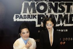 Aktris Rachel pakai lensa kontak bangun karakter Monster Pabrik Rambut