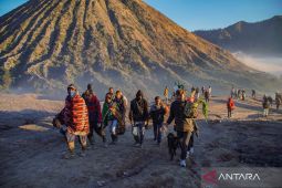 Warga suku Tengger gelar upacara Yadnya Kasada di Gunung Bromo