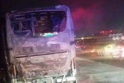 Polres Karawang pastikan tidak ada korban dalam kebakaran mikrobus di Tol Japek