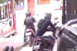 Dua pencuri motor bersenjata api todong pemilik rumah di Jaktim