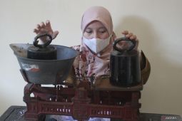 Tera ulang timbangan pedagang pasar di Malang