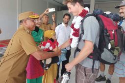 Puluhan turis asing disambut tarian tradisional di Pulau Simeulue
