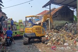 Kabupaten Cirebon kerahkan 9 truk angkut tumpukan sampah di pasar Minggu Palimanan
