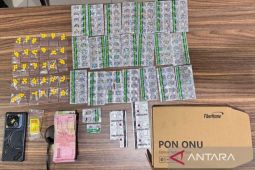 Polisi tangkap pengdar ratusan obat ilegal di Bekasi