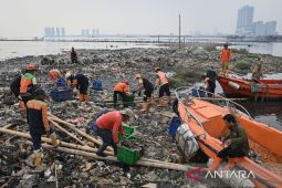 Pengangkutan sampah di sedimentasi laut