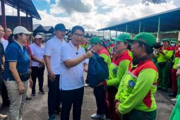 Pemkab Badung Serahkan 1.000 Paket Sembako Bagi Petugas Kebersihan