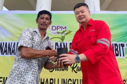 Sambut World Environment Day, PT DPM serahkan bibit kopi dan kemiri kepada petani