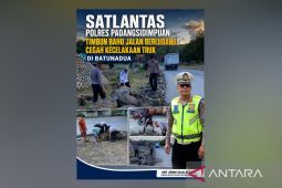 Satlantas dan warga Padangsidimpuan bergotong royong perbaiki bahu jalan