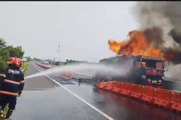 Damkar Sumedang padamkan kebakaran truk BBM di Cisumdawu dalam 3 jam